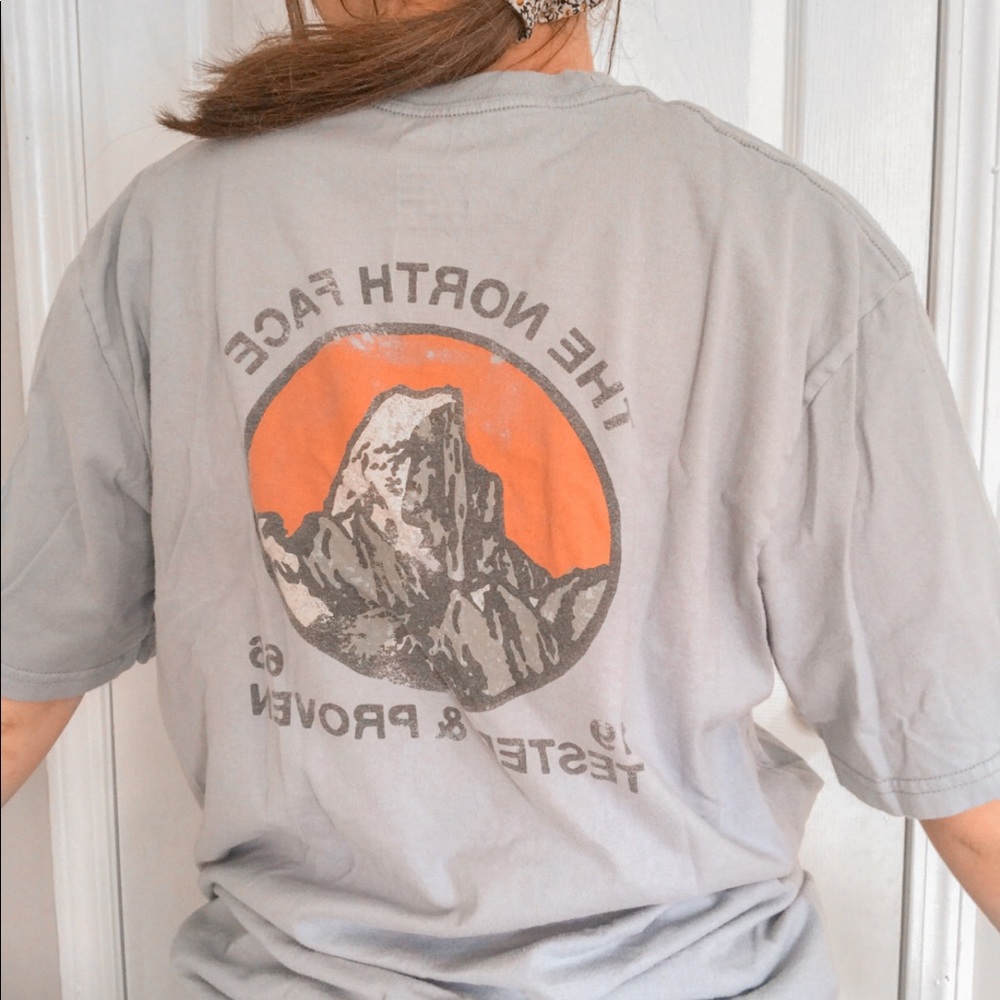 the north face tee shirt size medium